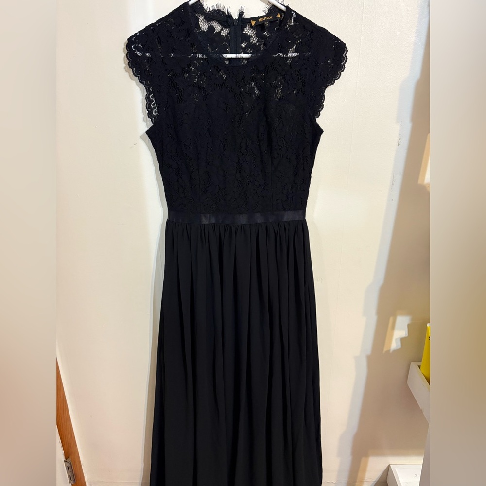 Formal evening dress sleeveless black lace on top